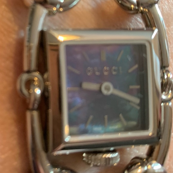 Gucci Signorina black MOP watch. EUC - Picture 4 of 8